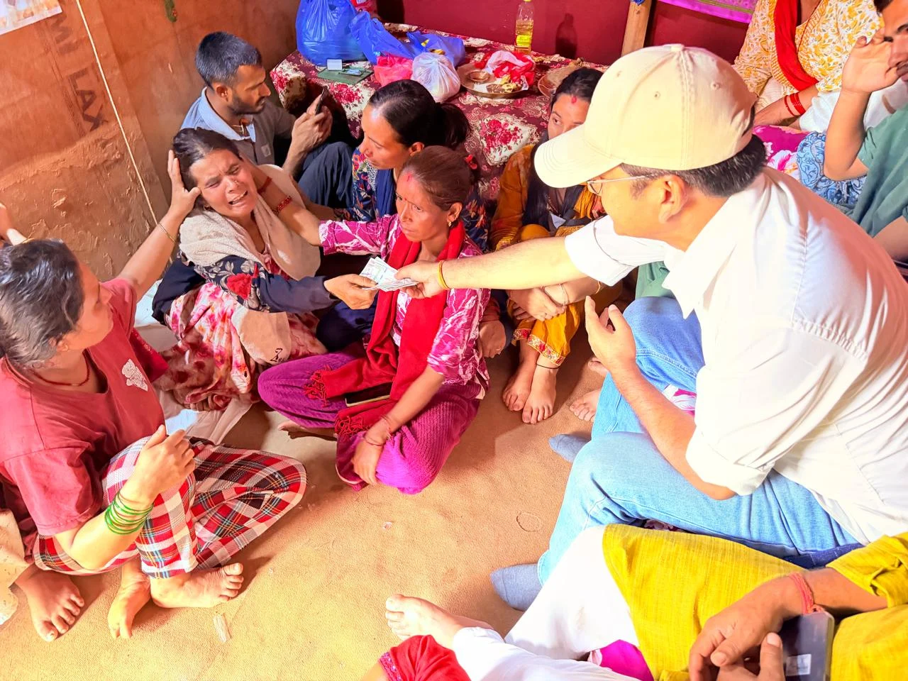 एमाले केन्द्रीय सदस्य बोगटी बाढी प्रभावित परिवारसँग भेटघाट संगै आर्थिक सहयोग IMG 20260902 WA0019